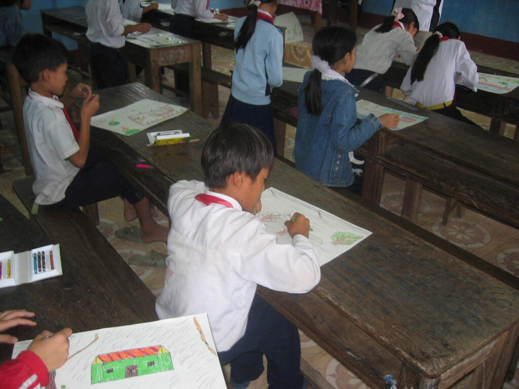 DWFVIE040073 Schoolchildren drawing competetion on preventing typhoon damage to houses