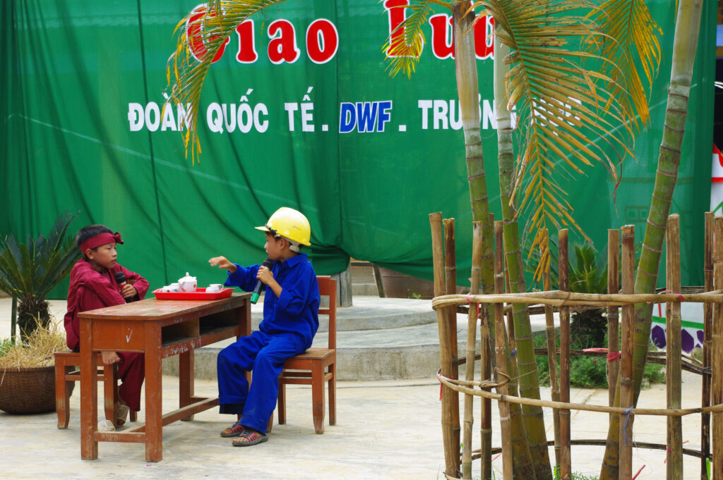 DWFVIE040086 TRUNG HOC School play on safe housing